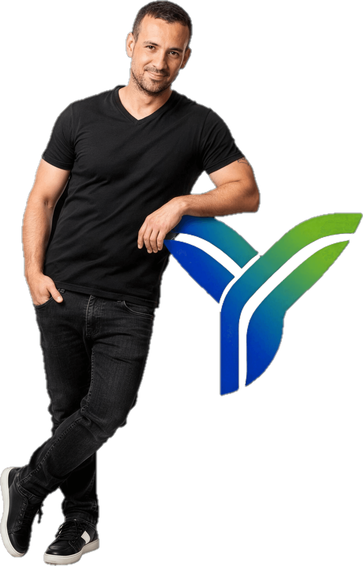 ירמי רייך, מייסד YirmAI, נשען על סמל המותג